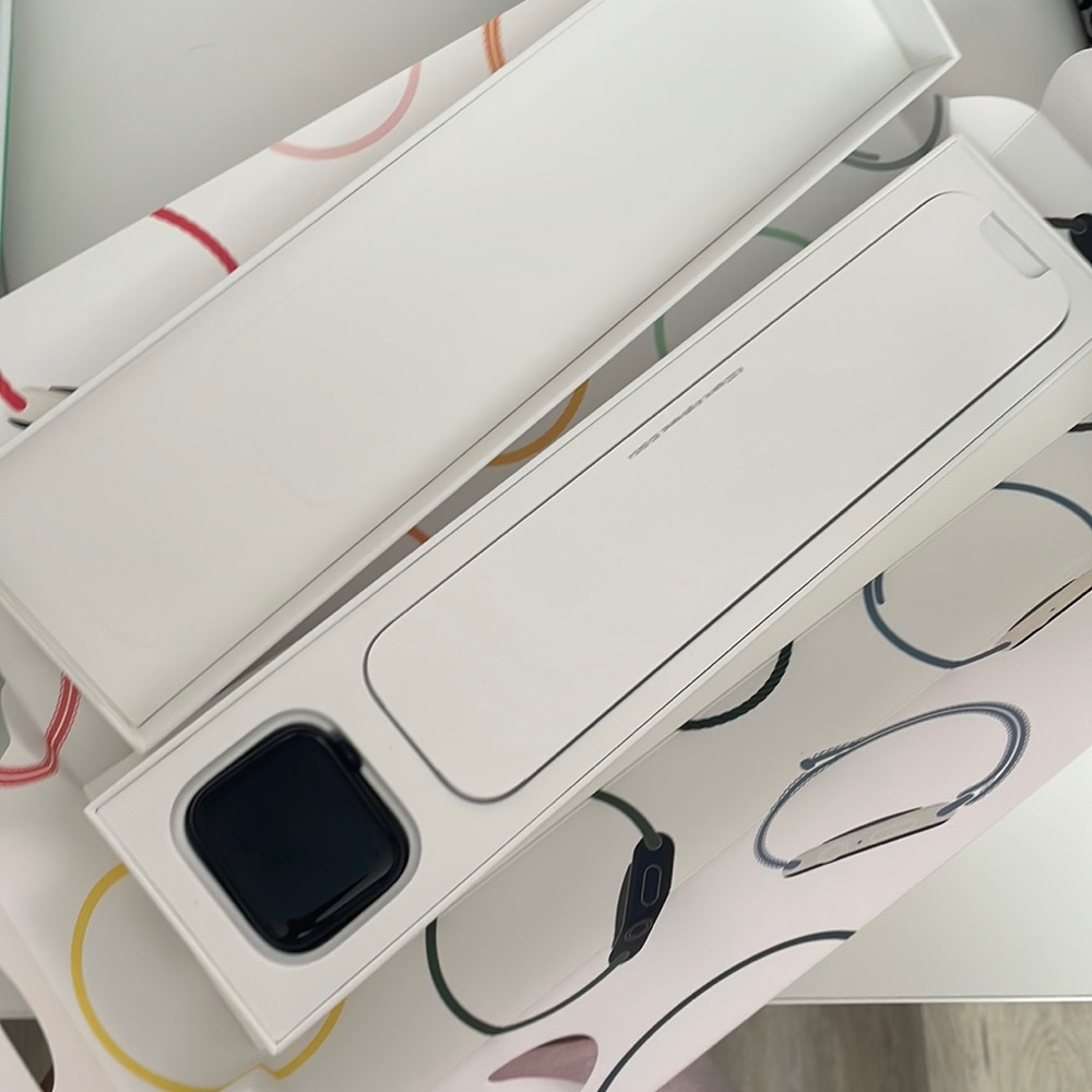 NEW Apple Watch SE 2nd midnight aluminum case